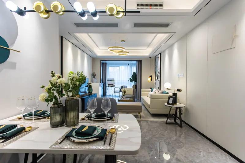 我最烦的就是那种买个房子心眼特别多的人。别人买房是看样板间,看区域图、看沙盘