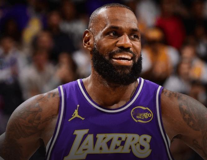 这赛季，趁着老詹还有油，该博一手还是要博一手，八村+首轮换琼斯，可能双方都觉得亏