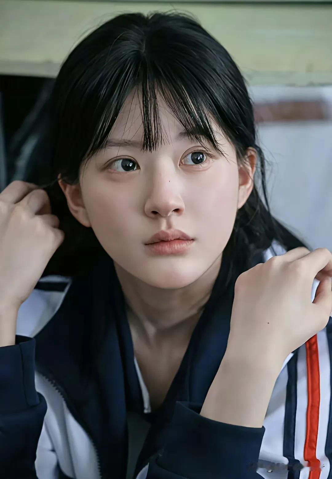 这真是赵露思吗？还以为娱乐圈来新人了呢！《许我耀眼》里面赵露思的学生造型真的让人
