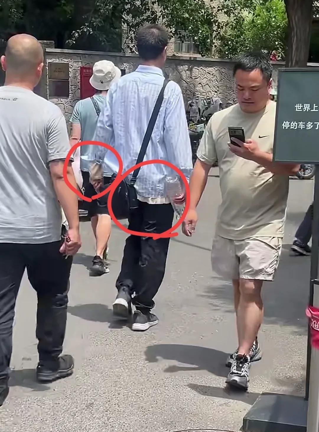 35℃高温，韦神不怕热吗。其他人短袖短裤都热的受不了，韦东奕居然穿着双层长袖长裤
