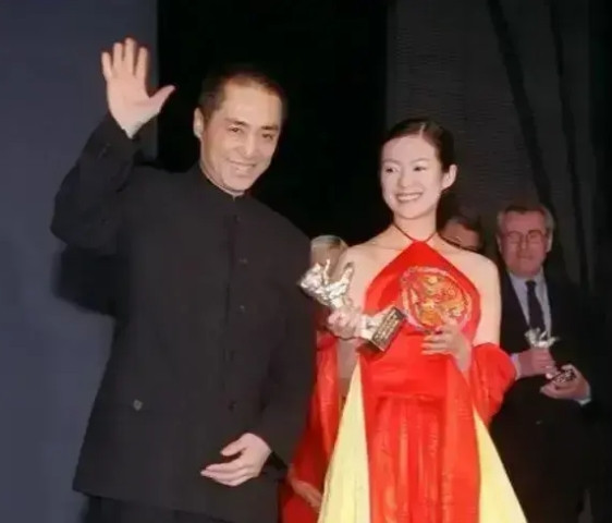 2000年，张艺谋到柏林领奖，一回头看见章子怡也来了，还穿着红肚兜，心里很不是滋
