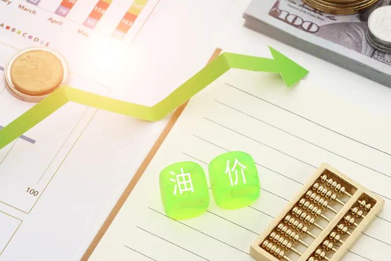 全球油价在看伊朗！一声炮响，油价狂飙，普通人的钱包要慌了全球市场彻底绷紧神