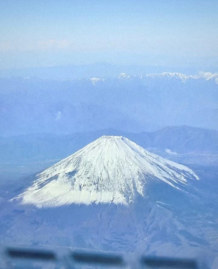 真是穷折腾！富士山封山期还敢偷着去爬，小伙到3千来米的八合目脚受伤了，自己打11