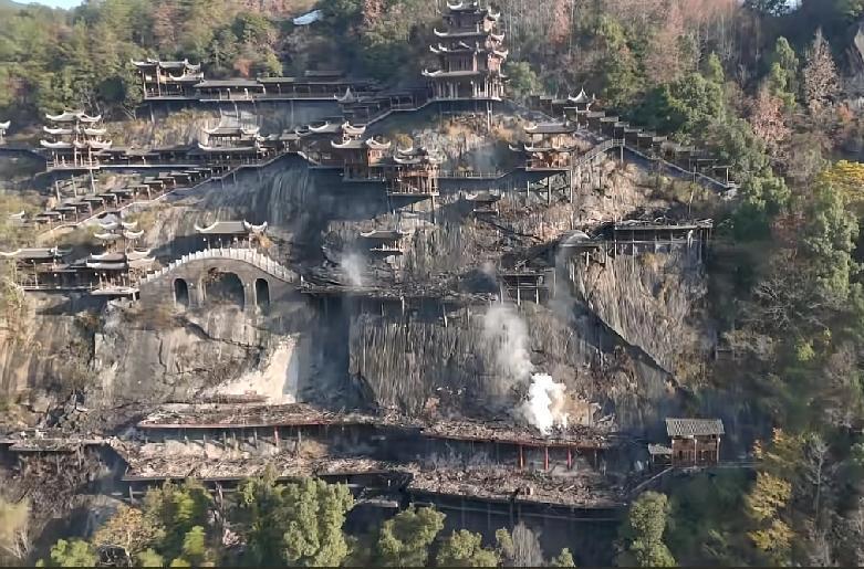 江西上饶这座刚刚火爆起来的打卡点却于昨日发生了事故实在是令人可惜不过，相信江