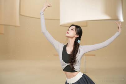 娜扎不愧是北影严选娜扎穿上舞蹈服完全白月光上身娜扎舞蹈服这组镜头太美，没有繁复装