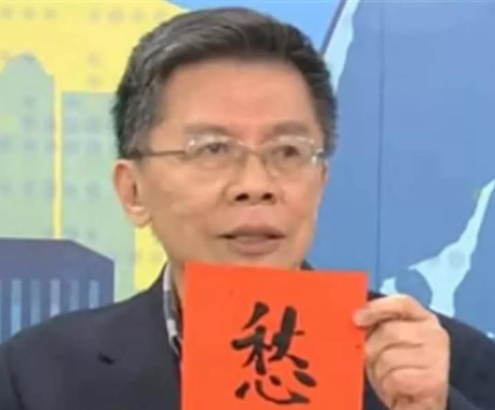 沈富雄今天说要离开台湾一个多月，不上政论节目了。他走之前还给台湾人提了建议，说是