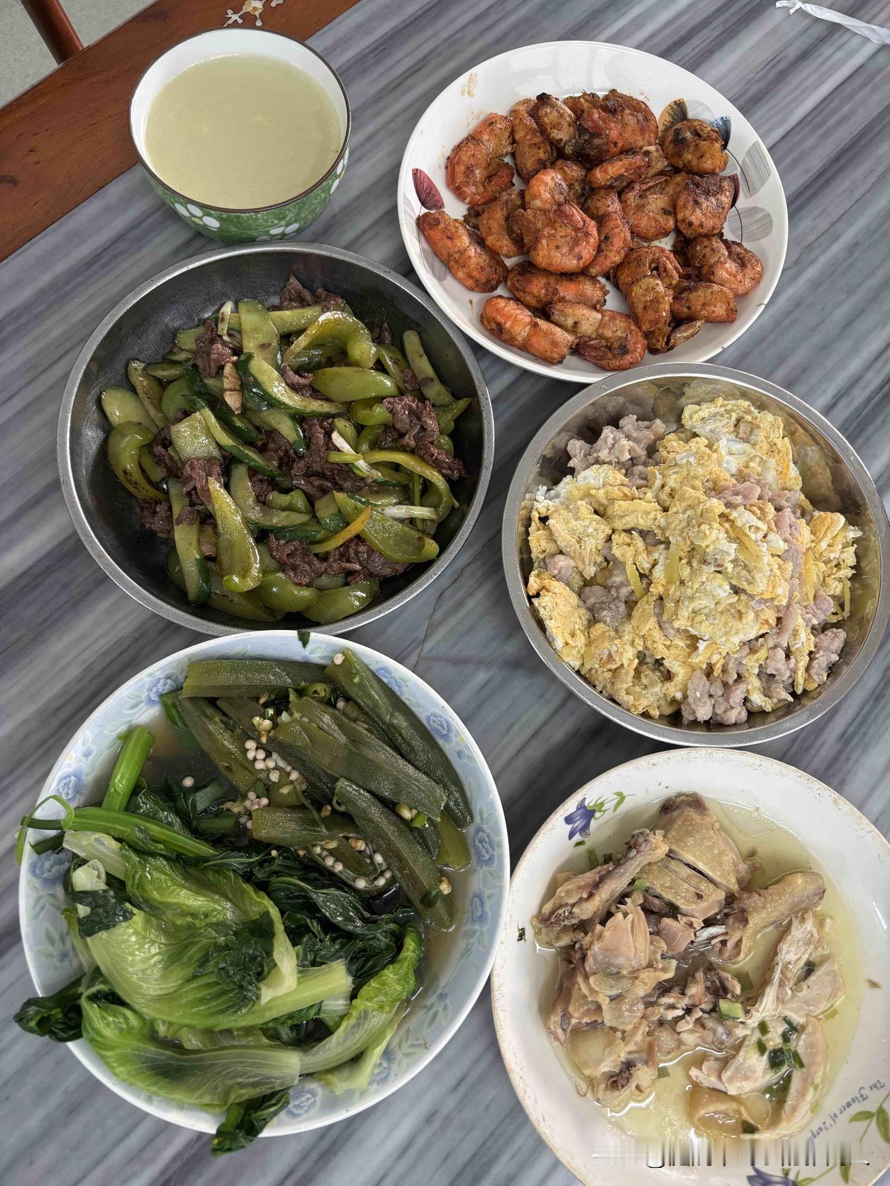 今天去儿子家，一进门就看见，小两口正准备吃饭，桌上摆得满满当当的。我当时就愣