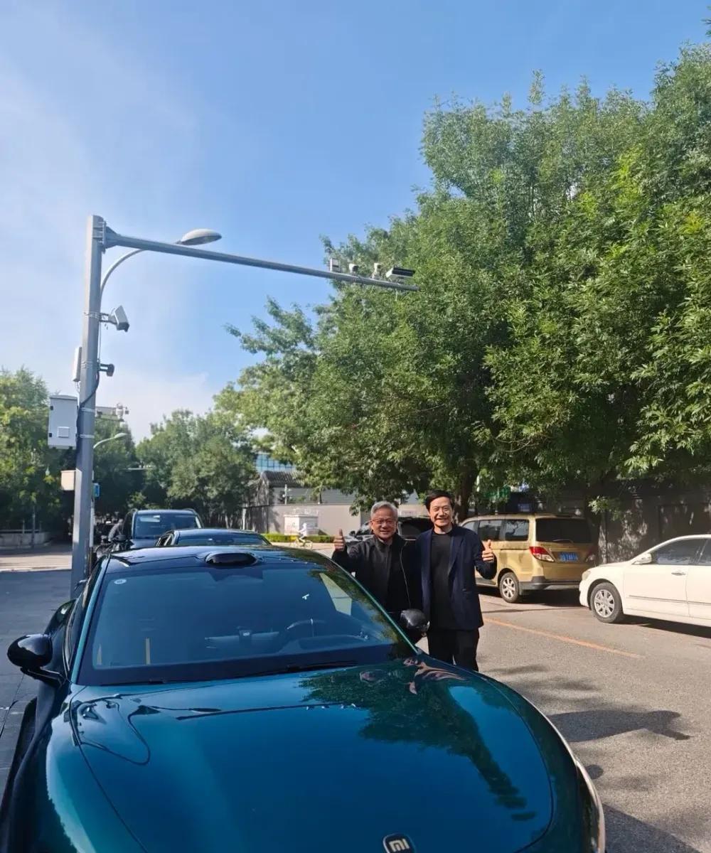 英伟达老板黄仁勋喜出望外，第三次来华刚到北京，就带来了三大惊喜。第一个惊喜，近