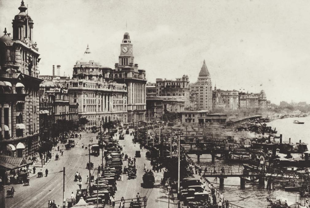 【补充】1949年的一天，上海市政府办公大楼里，一位身穿中山装的秘书夹着公文包匆