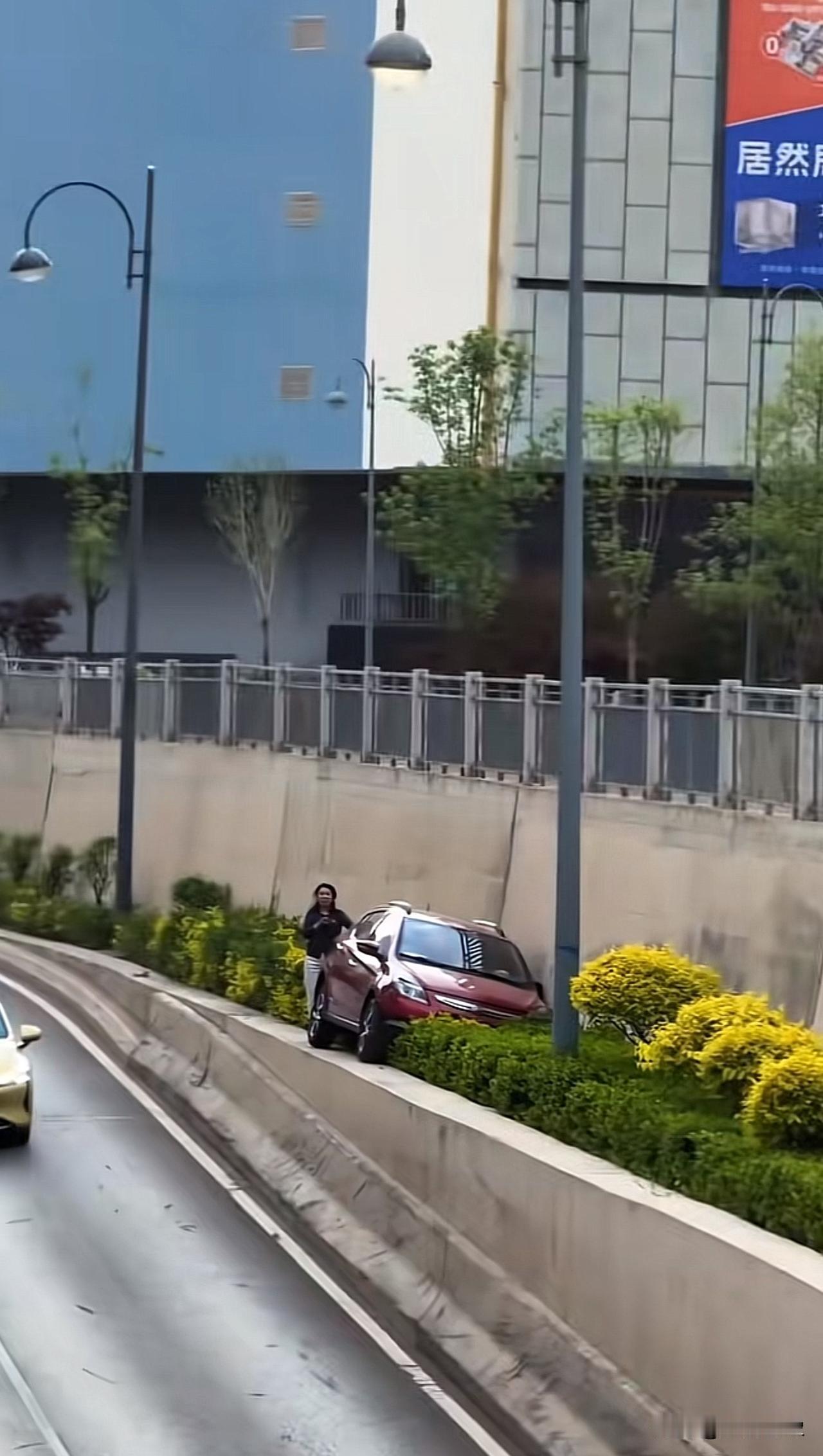 看了一下午都没看明白，大姐是咋上去的？谁懂？