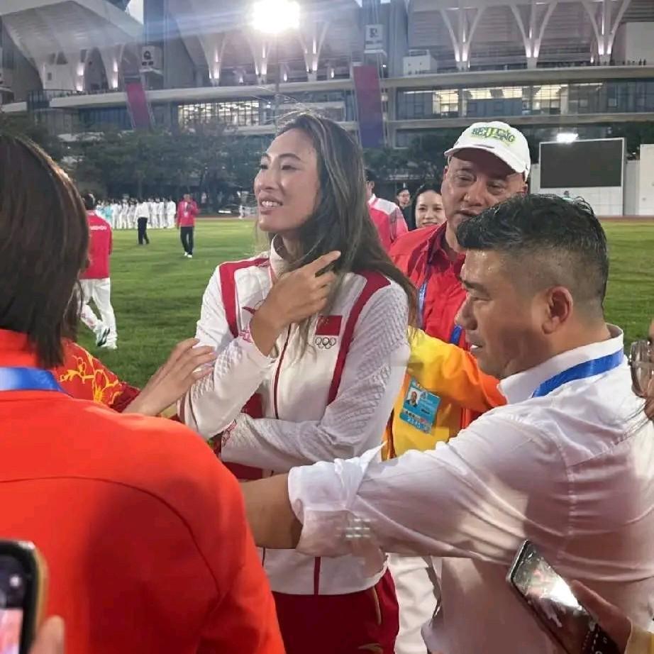 郑钦文退赛了这次真的要感谢她的团队要不是有他们，估计郑钦文这次运动会，还要咬