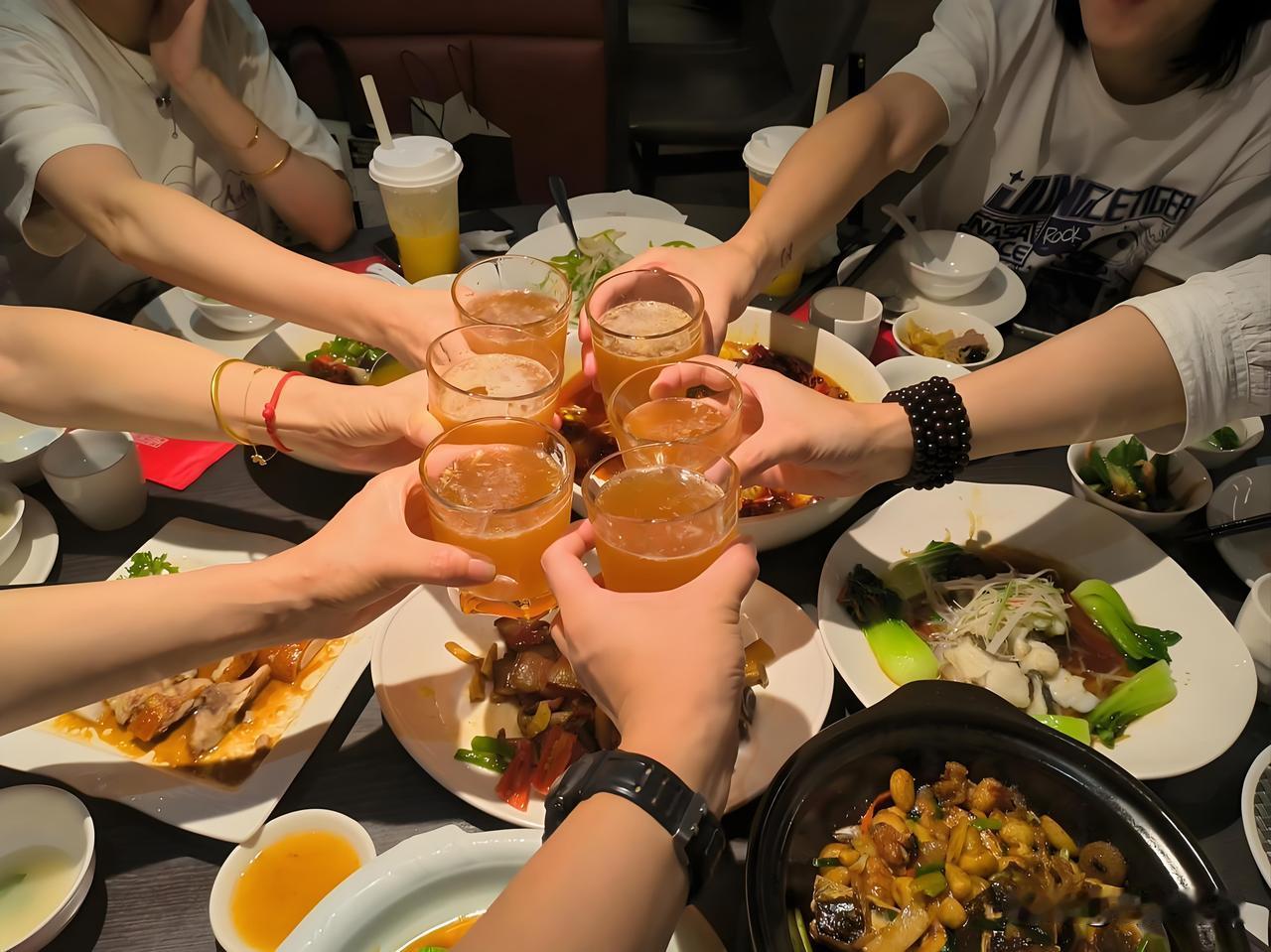 朋友女儿、女婿从美国回来探亲即将返回美国，昨晚我接他们一家吃晚饭。餐桌上闲聊时，