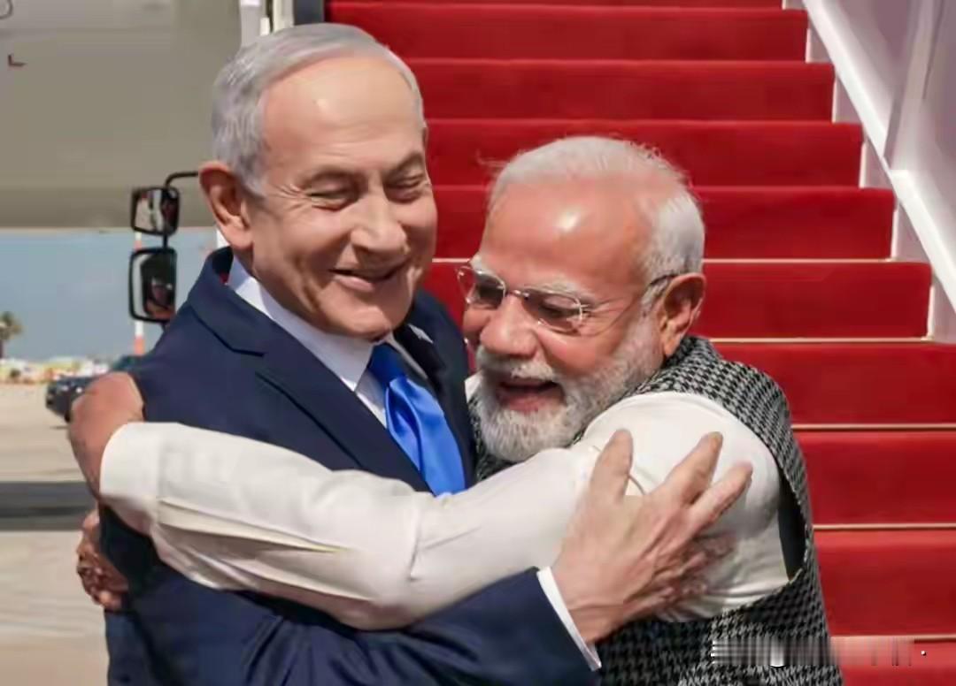 蹊跷的很，这次老公和儿子挨打，阿三居然一声不吭。不知道大家还记得不？莫老仙儿