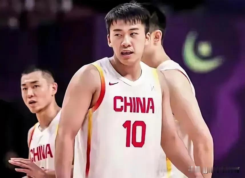 郭士强为什么总是吼王俊杰？很多球迷可能不太理解，亚洲杯的直播镜头多次看到郭士强对