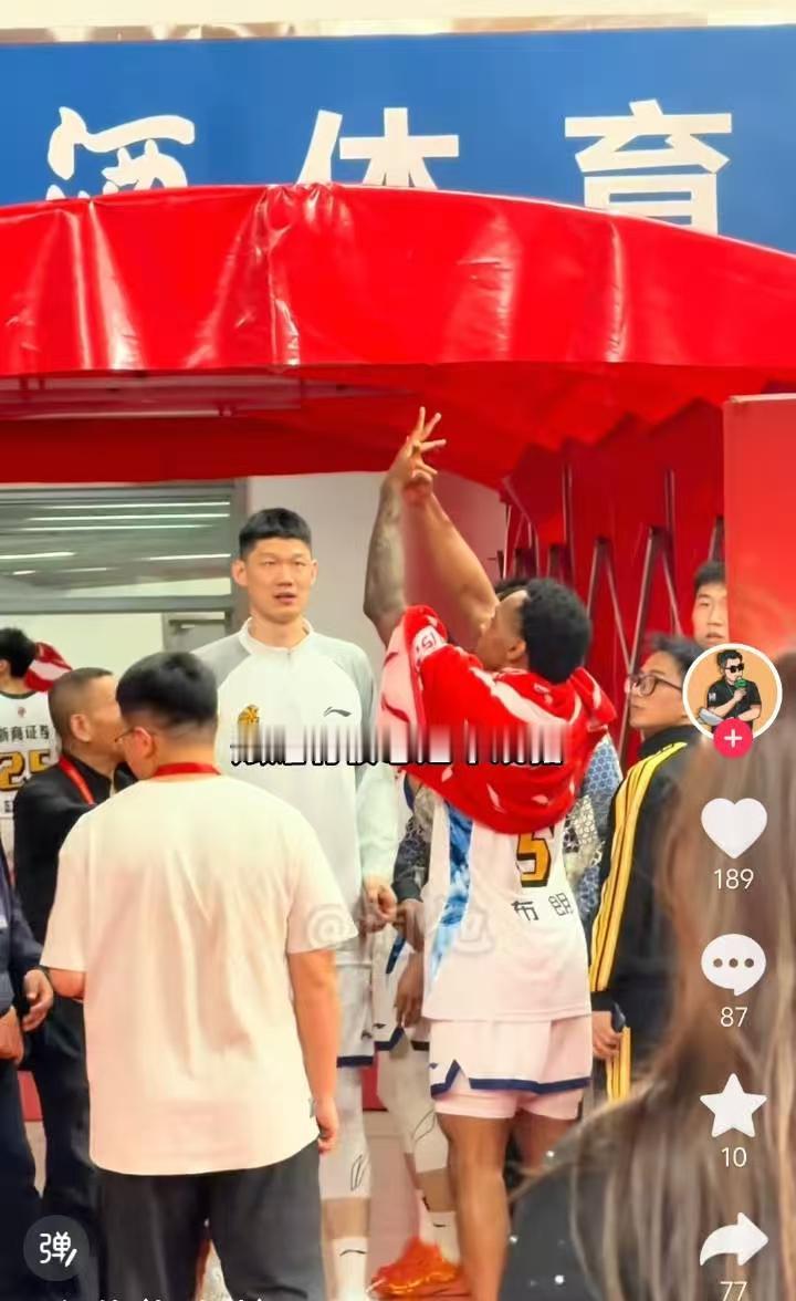 为胡金秋的人品点赞！布朗与山西球迷发生争执，竖起手指展示自己有总冠军戒指，胡金秋