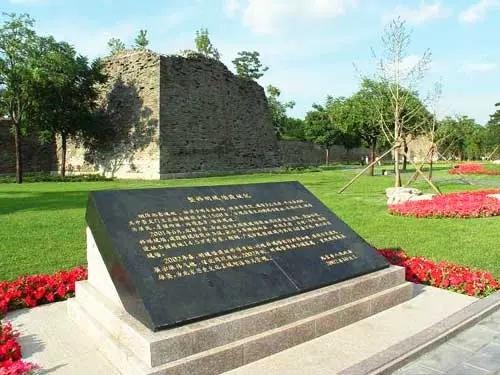 北京明城墙遗址公园，因隐秘在工棚之中，得以留存!这留存，是意外!但重生，却是