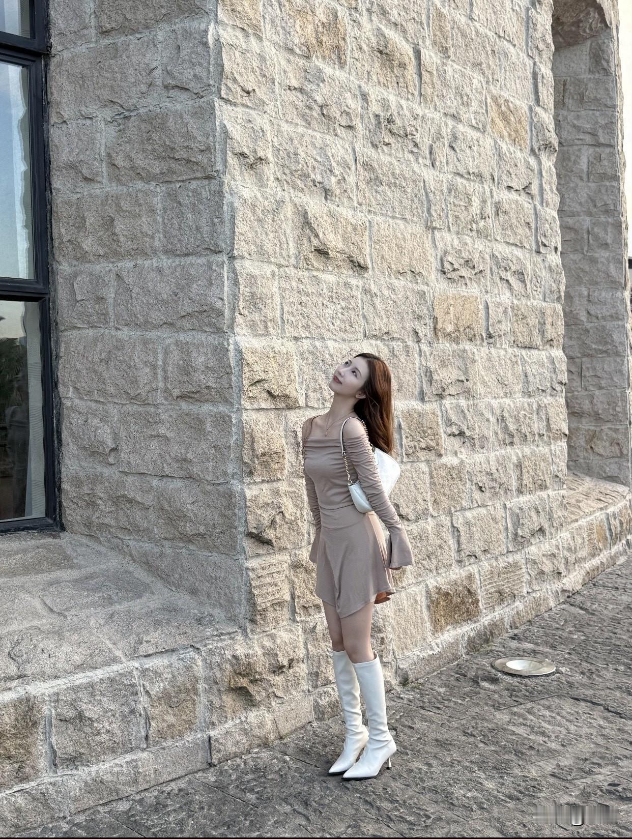 你觉得什么样的女人最优雅有自己独特品味的女人，在生活各方面都体现优雅。