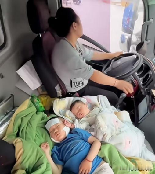 “这个女人疯了！”近日爆出，货车女司机离婚带俩娃，为了养孩子贷款买货车，让孩子睡