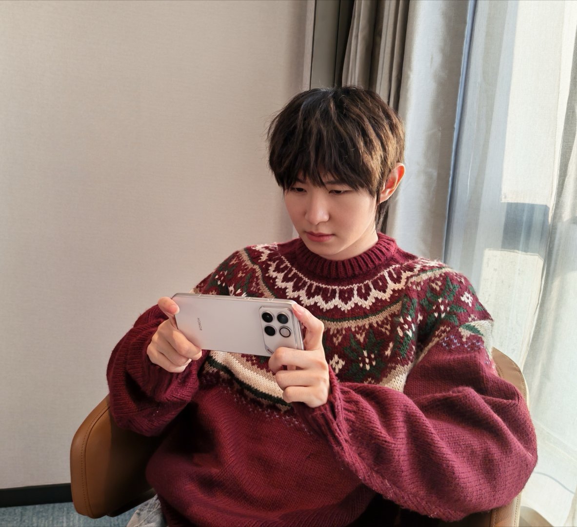 这是荣耀WIN真机啊，比较好奇游戏性能得有多猛数码闲聊站