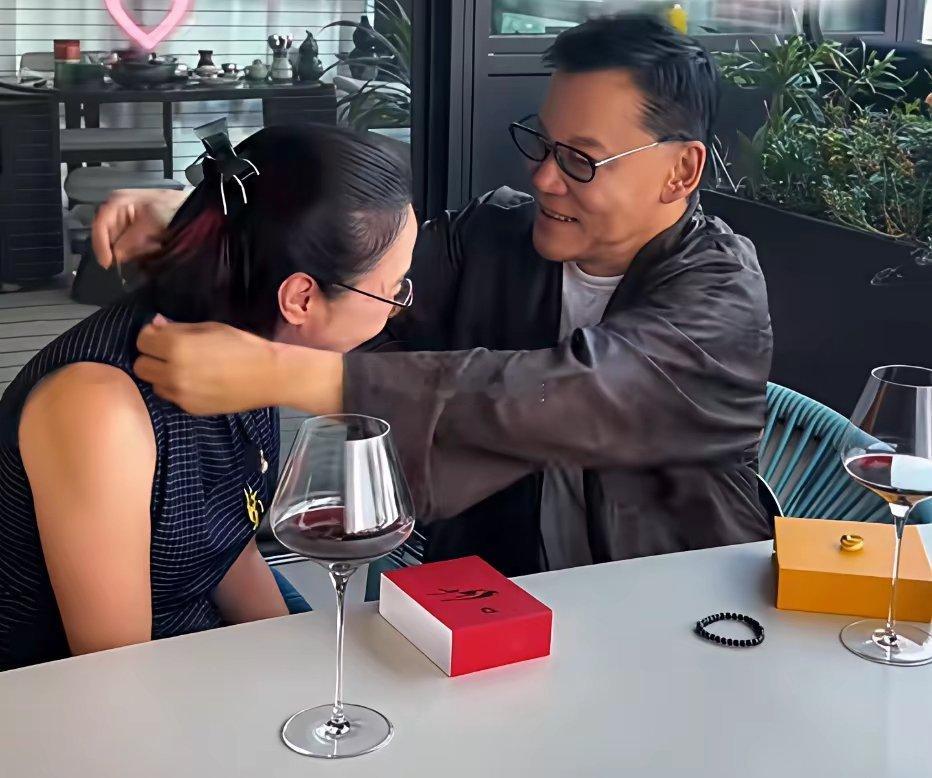 李国庆、张丹红结婚一周年李国庆送张丹红金胸针、金坠子、金手链两人一脸的幸福甜蜜