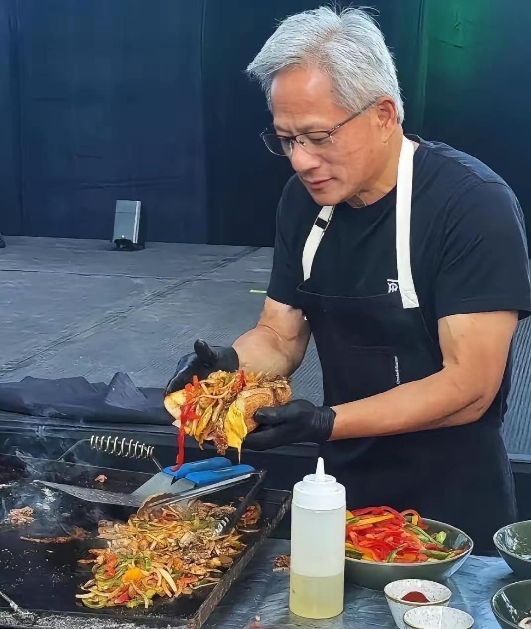 要不说黄仁勋能成首富呢！一起看看这张图。虽然看不出手里具体是什么，但看样子就是他