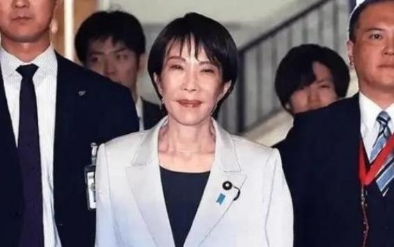 就在中日关系愈演愈烈的时候，一个诡异的现象出现了，现在不仅是美国在给咱们“递刀子