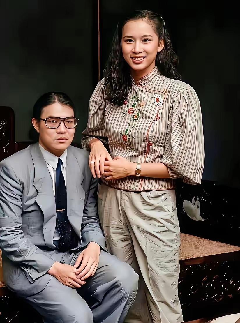 港姐冠军给他生了三个儿子，也没见他有多高兴！朱玲玲站在霍震霆旁边都笑成一朵花了，