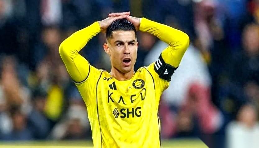 那边本泽马刚笑着穿上新球衣，这边C罗直接撂挑子，不上了。你别以为这是耍大牌闹情