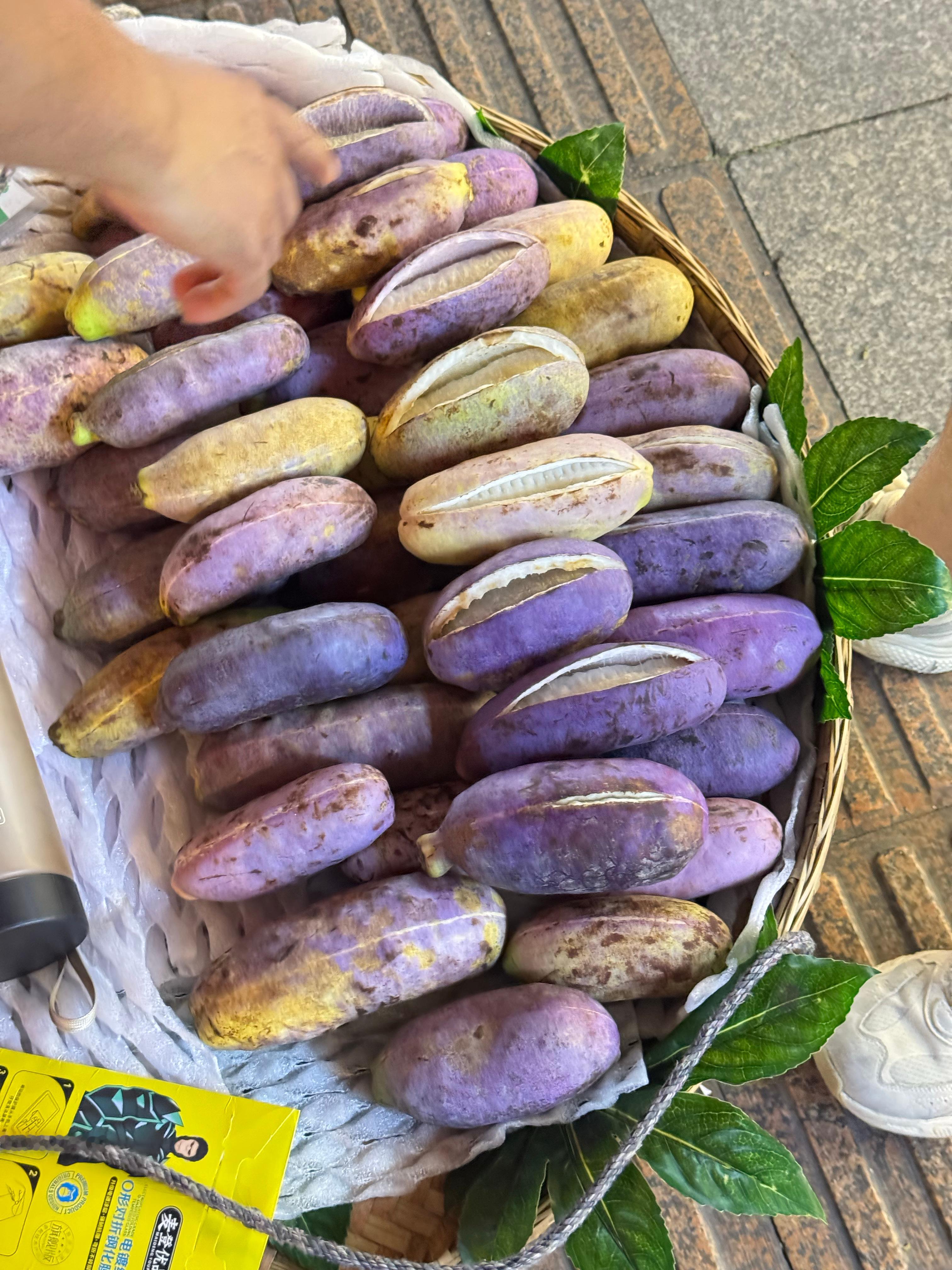 春熙路遇到这个水果叫八月瓜，吃起来像香蕉味的百香果，里面有籽的。这一个15元[卡