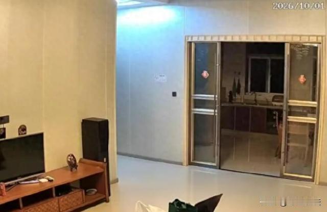 福建平潭，女子外出旅游预订了一家民宿，入住后女子先舒服的洗了个澡，因为这是私人空