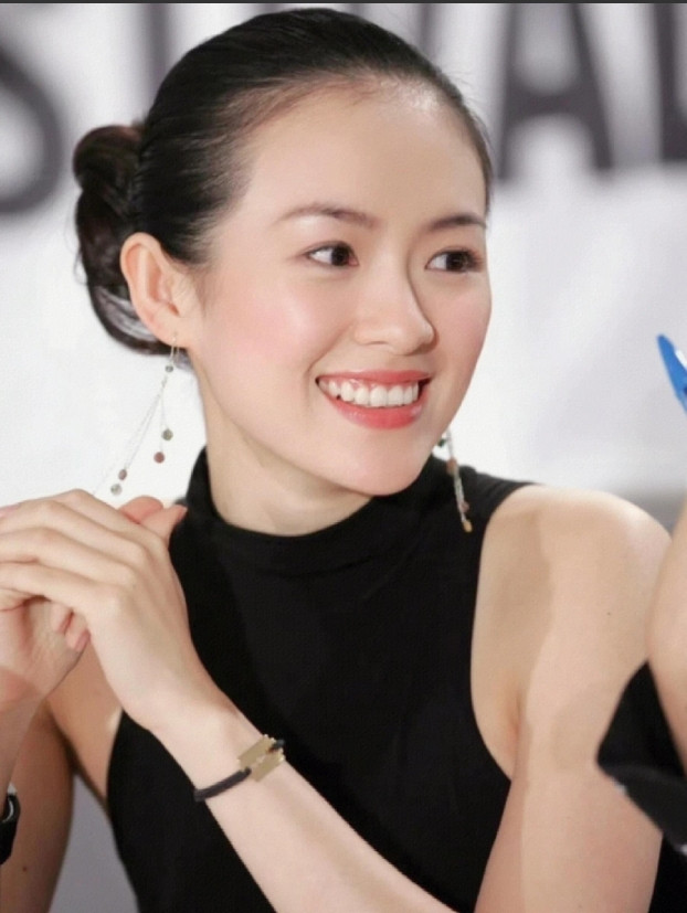 章子怡牙都咬碎了，当初自己削尖了脑袋都没进的霍家，如今被一个泰国人闯进去了，