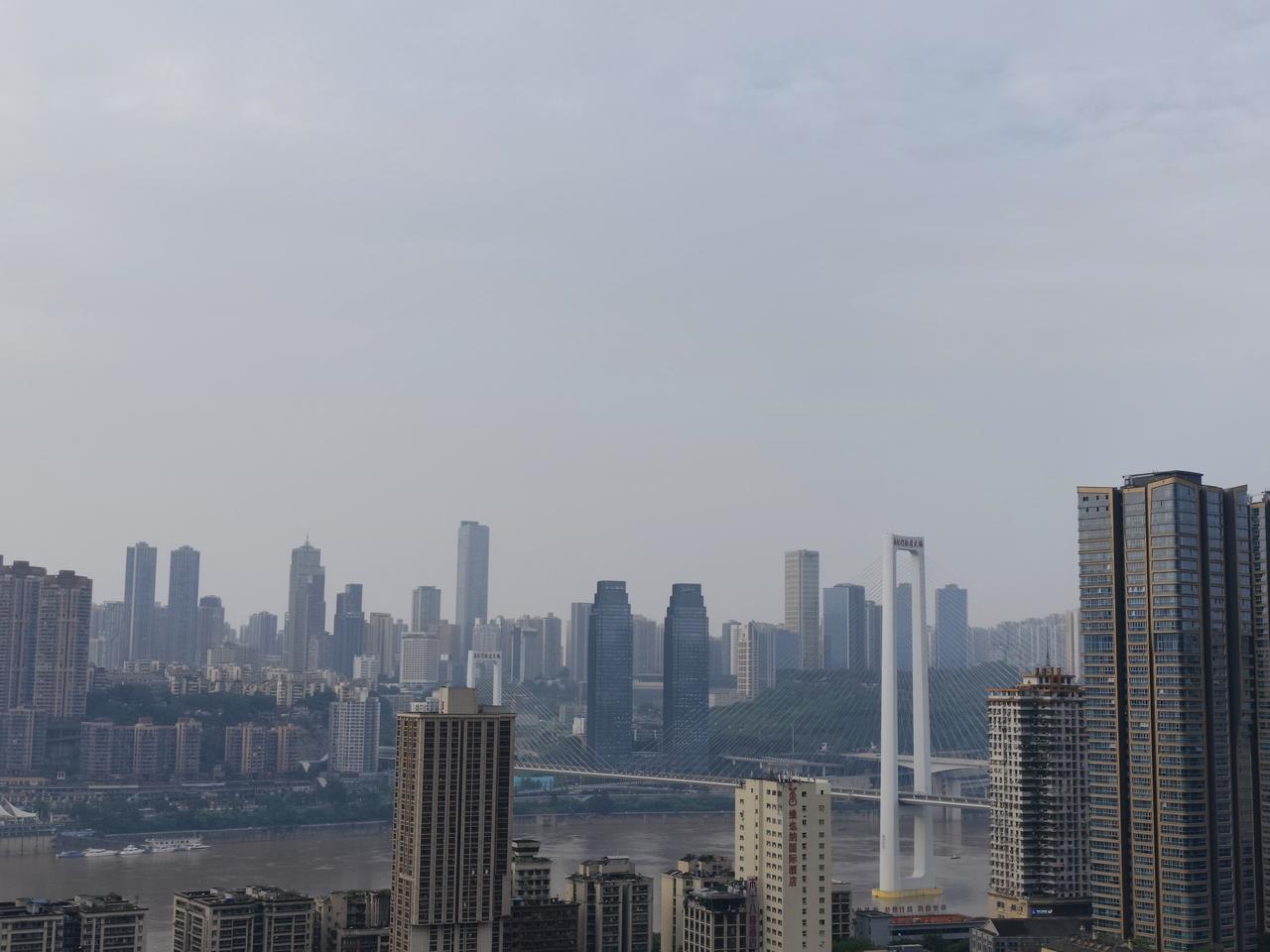 重庆巴渝之地的烟火气，那是顺着嘉陵江的浪流，像馋嘴的猫往人骨子里钻。沿着滨江