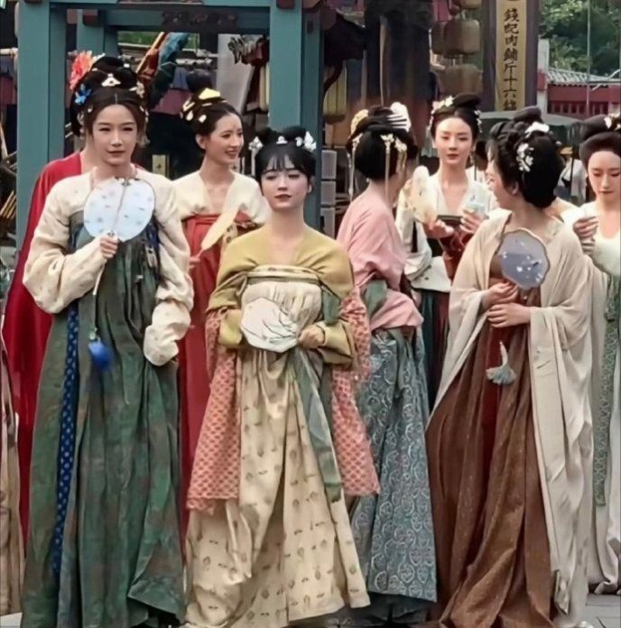 演员和群演的差距好大啊，人群中一眼就能精准锁定谁才是主演。