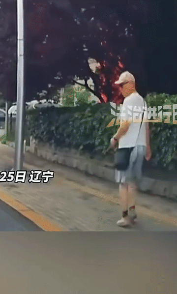 一辆小汽车在辽宁的某个路口等着红绿灯。无聊之际，副驾驶的人随手把喝完的矿泉水瓶丢