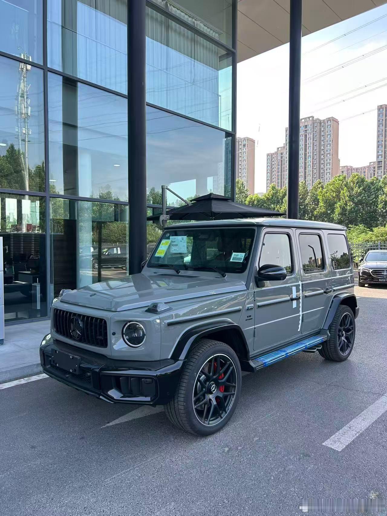 奔驰G63经典灰孟加拉红内指导价2877600元配置表图4这台车加价26