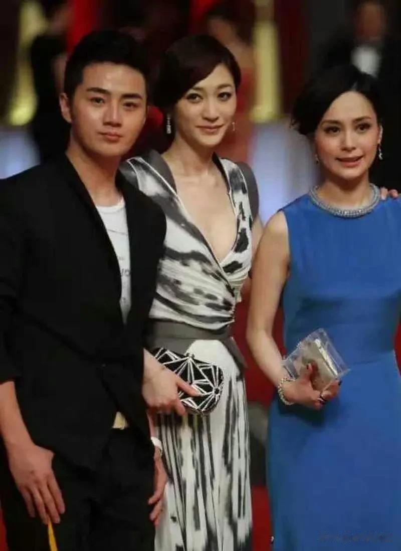 本还以为阿娇钟欣潼长相平平无奇，直到和李小冉合照，她赢得很彻底！