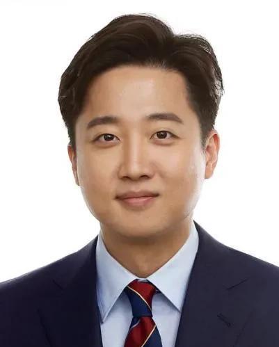 韩国总统候选人黄教安、李俊锡在朴槿惠的斡旋下有望合体，共同应付李在明，挫败李在明