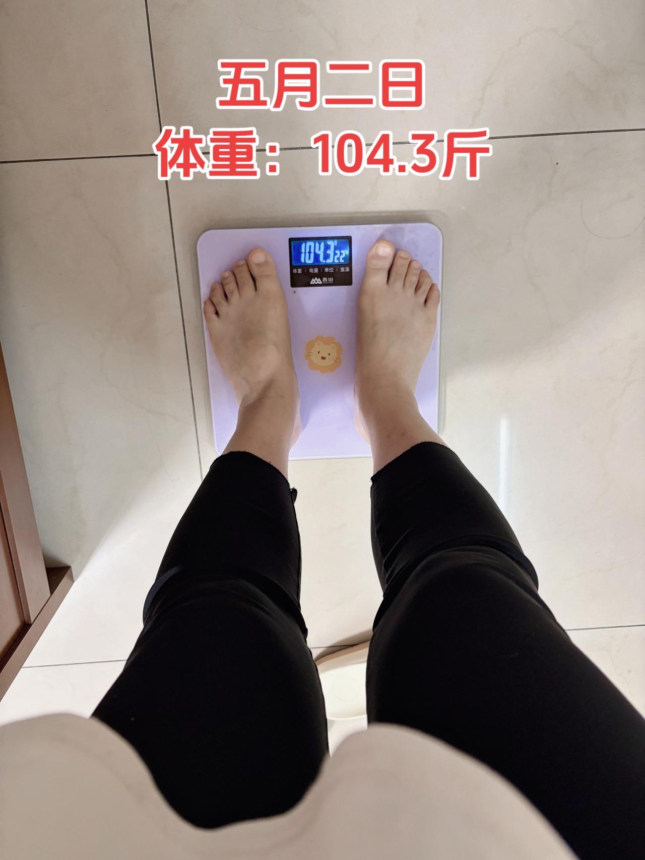 自律减脂健康餐，目标95斤，加油今日减脂早餐：全麦面包+鸡蛋+番茄+薏仁水