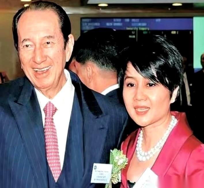 聊聊赌王何鸿燊的四太，梁安琪。一场舞跳完，周围的空气还混着香水和雪茄味。何鸿燊