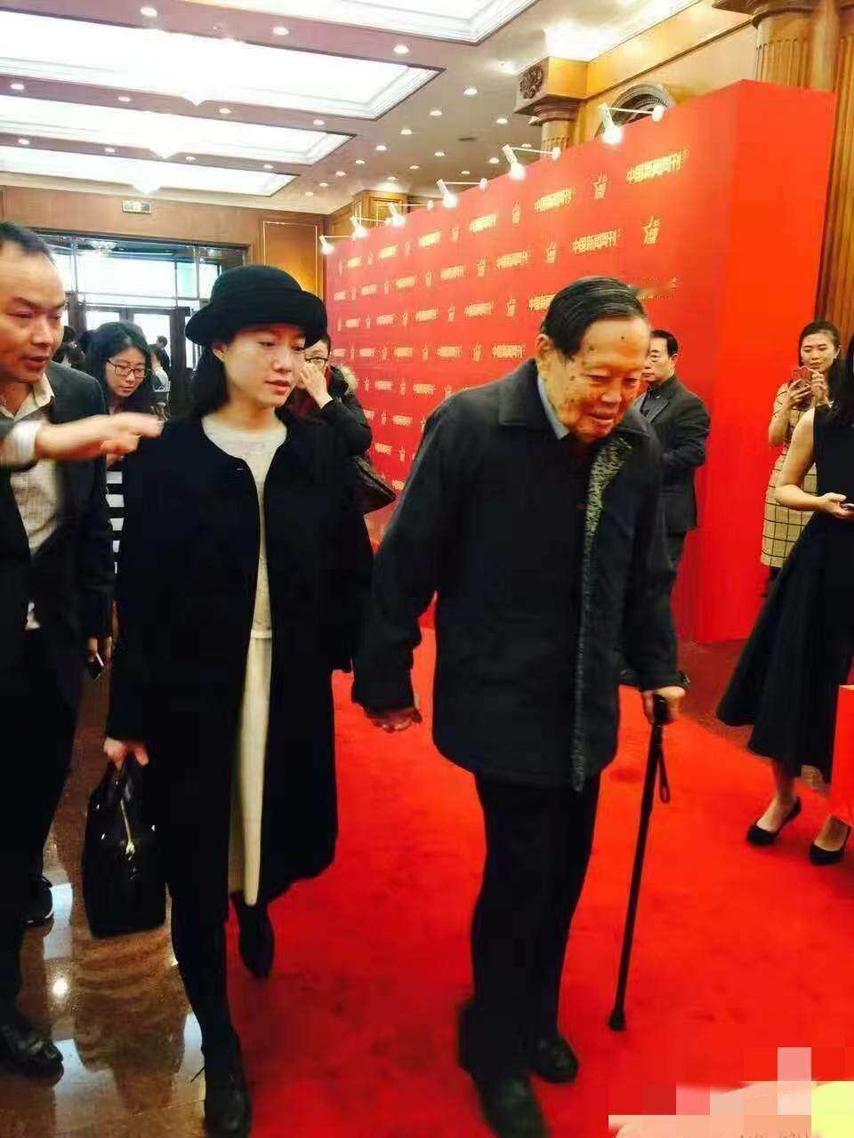 一手执仗，一手执子，赶不上的是时间，赶不走的是爱情。这两张图片拍摄于2016