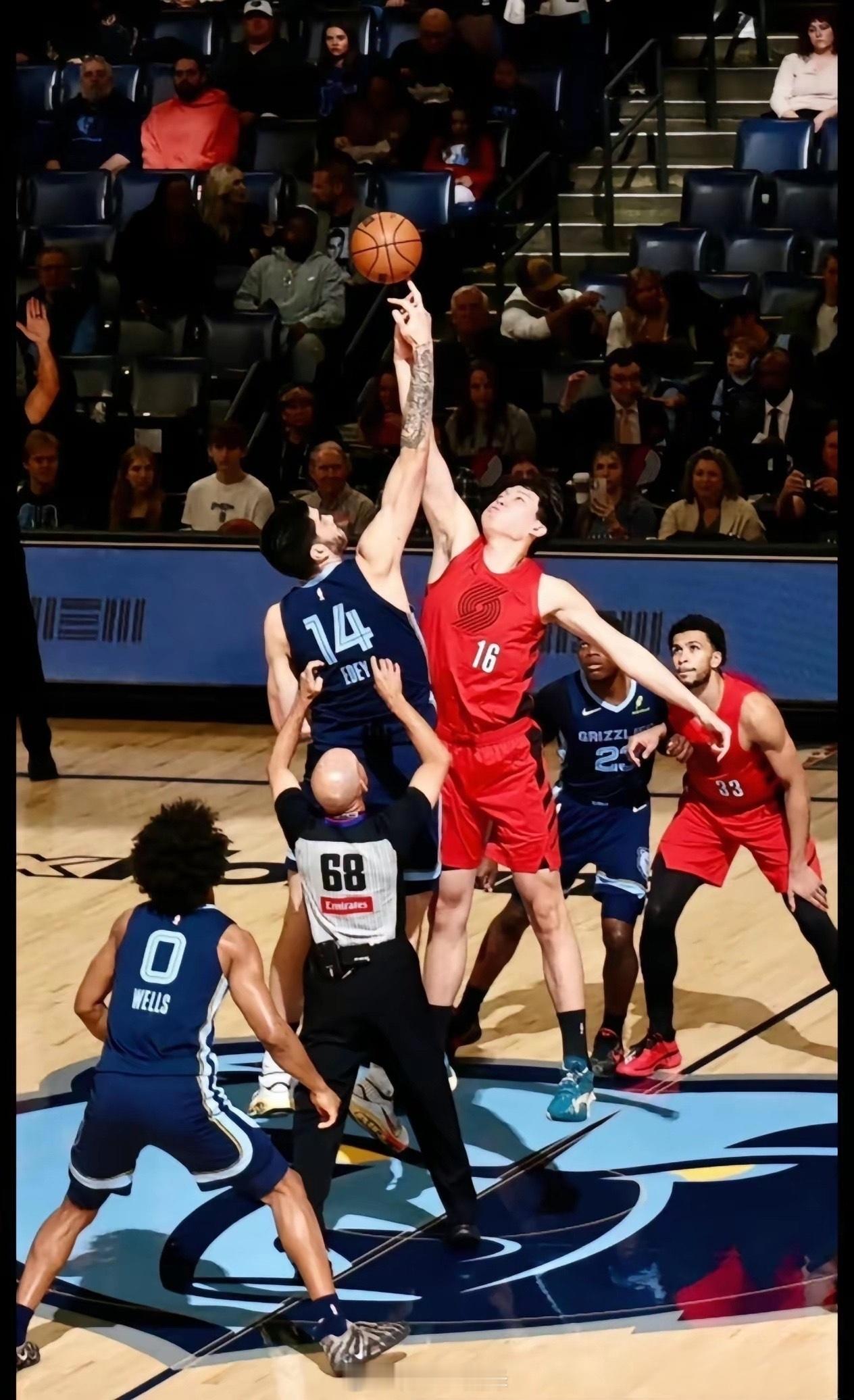 杨瀚森太想跳到球了！杨瀚森和扎克伊迪跳球，臂展差的有点多，看得出来很努力了杨瀚森