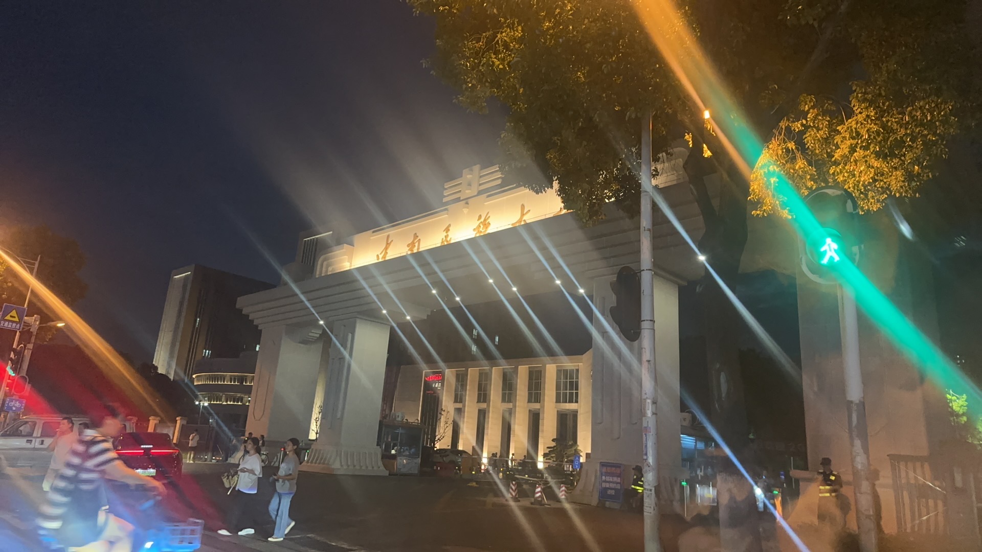 开学开学了，买个手机，平板算了，电脑又得七八千哦，平板也有一些电脑的功能，以后生