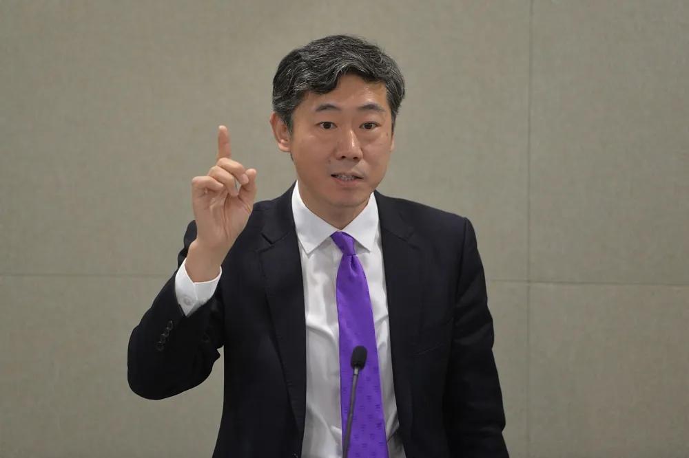 北京，清华教授李稻葵在公开论坛上罕见拍桌子：坚决反对养老政策无限拖延。当年交公粮