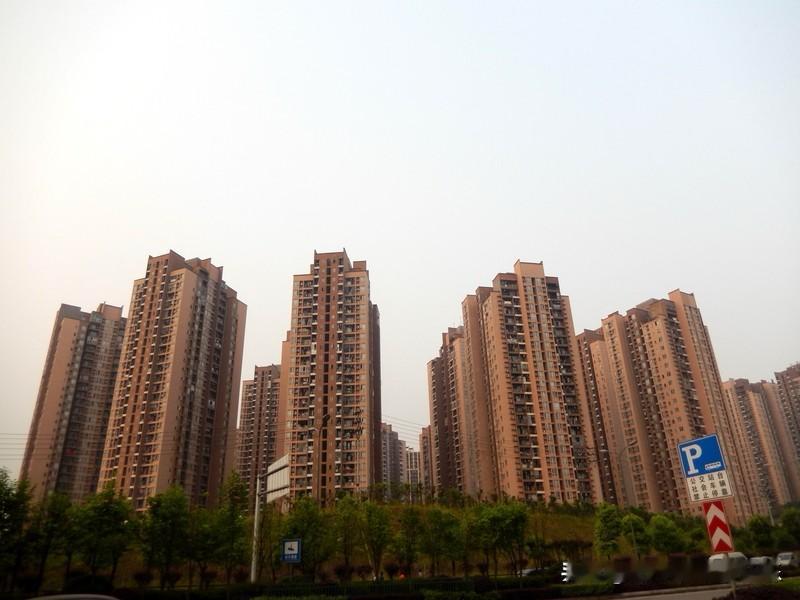 现在楼市的风险性，比以前只高不低。如果说。你是一个几千万身家的人，拿出来10