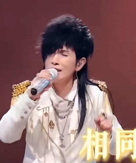 2026大湾区演唱会，崔健一开嗓，不少人第一反应是话筒坏了。这可是央视舞台，老崔能来，期待值直接拉满