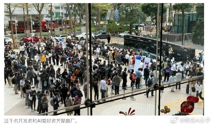 大厂门口，排队免费装龙虾。上至60岁阿姨，下至4年级小学生，都对本地部署龙虾，产