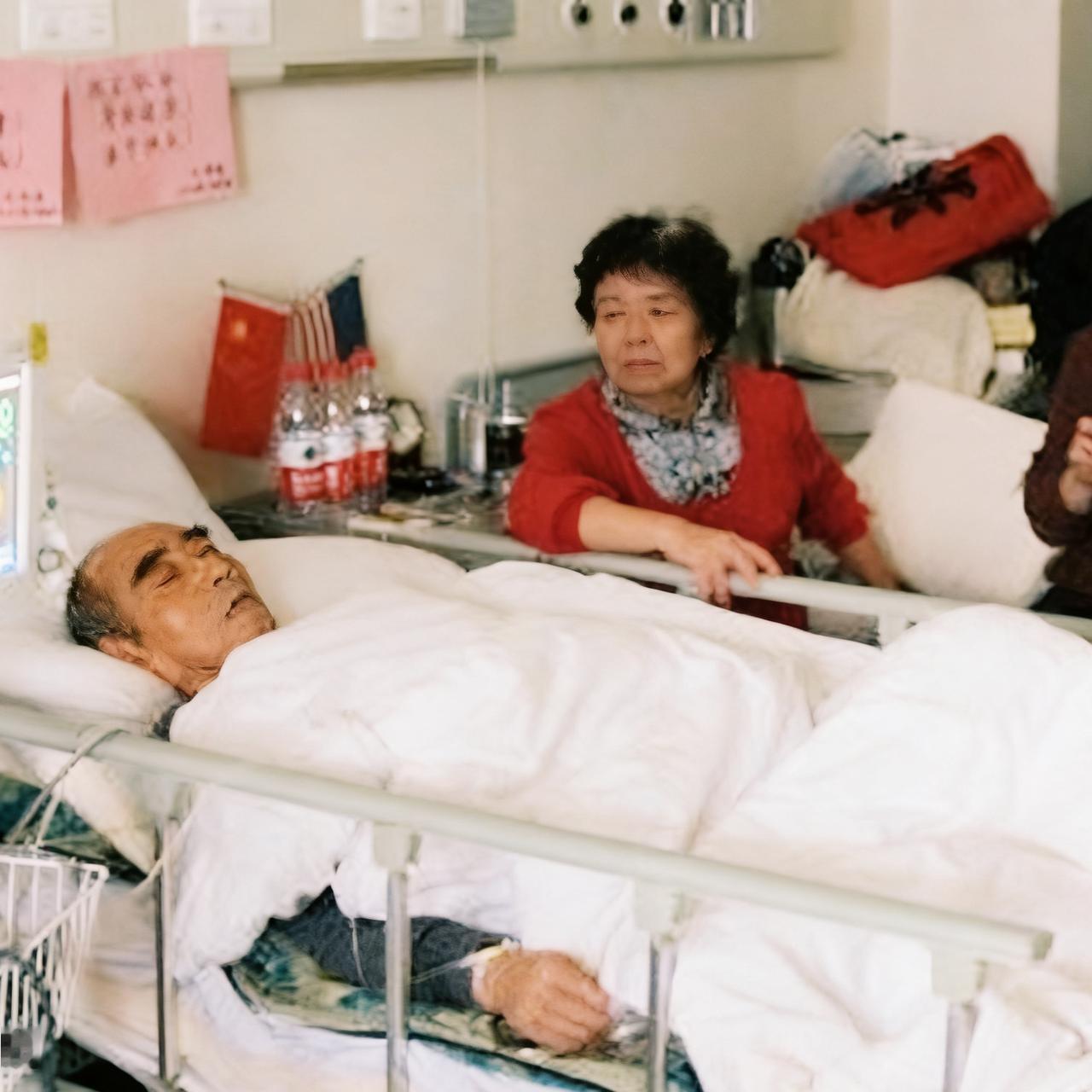 2013年，油尽灯枯的庄则栋，躺在病床上，当时的他已经病危了，打着点滴，虚弱无力