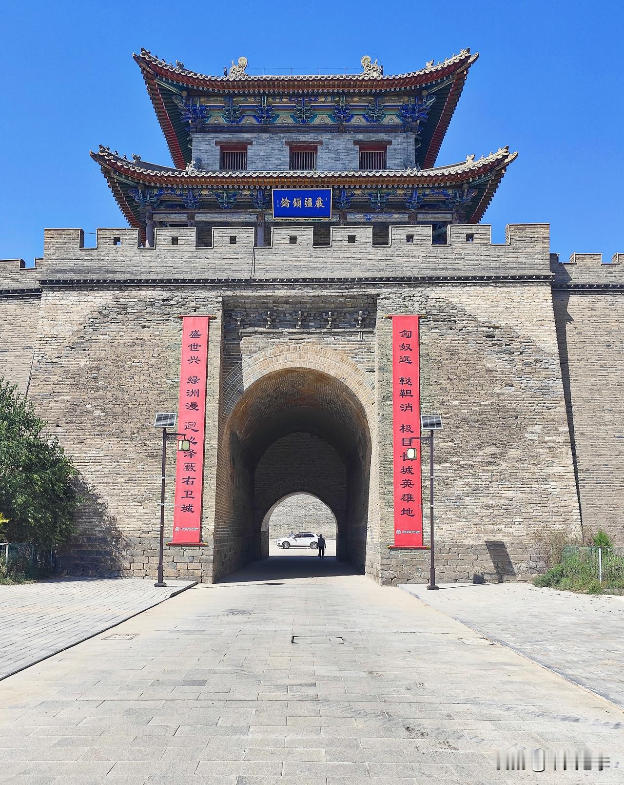 途经山西省右卫古城。从杀虎口长城游览后，去朔州市右玉县城住宿，途经右卫古城，顺