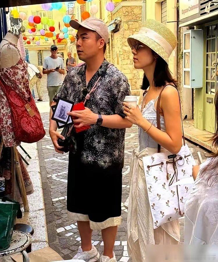 吴磊否认，张凌赫否认，宋威龙否认，结果转头在尼斯街头，跟个生面孔同喝一瓶水。赵