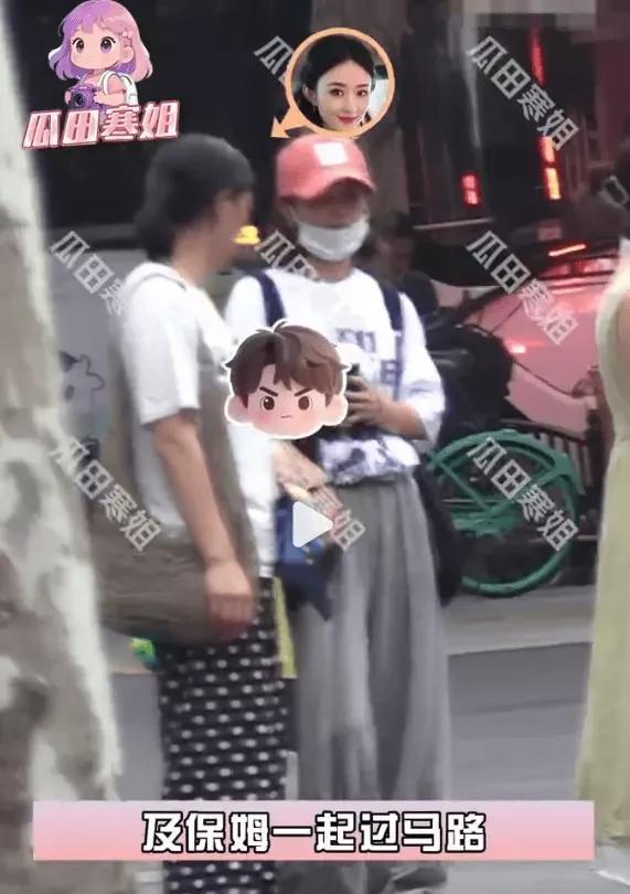 过马路时颖宝一手护儿一手提袋，保姆悠闲跟在后面——这哪像明星出门？分明是闺蜜+带